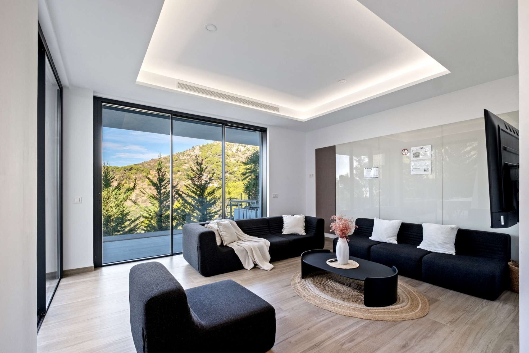 Televisión, futbolito, tenis de mesa y libros 