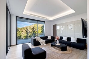 Una televisión, un futbolín, una mesa de tenis de mesa, libros