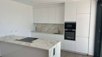 Een koelkast, een magnetron, een oven, een kookplaat