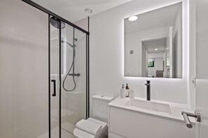 Douche, séchoir à cheveux, bidet, serviettes fournies