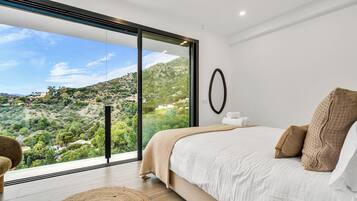 5 bedrooms, desk, iron/ironing board, WiFi
