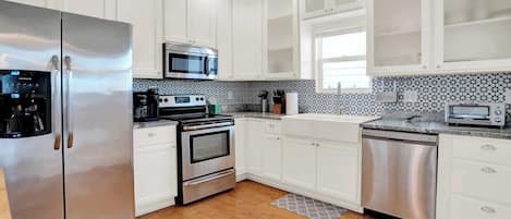 Frigorífico, microondas, horno y placa de cocina