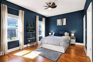3 bedrooms, desk, WiFi, bed sheets