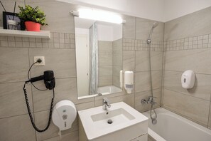 Luxury Apartment | Bilik Mandi | Kelengkapan dandanan diri percuma, pengering rambut, tuala disediakan 