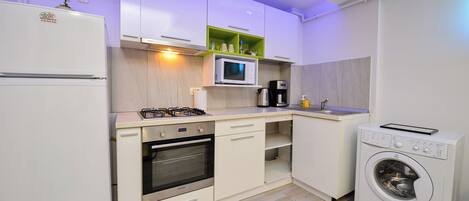 Departamento de lujo | Cocina privada | Refrigerador, microondas, parrilla de estufa y utensilios de cocina