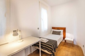 3 habitaciones, tabla de planchar con plancha, internet y ropa de cama 