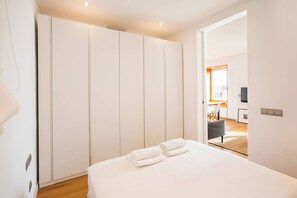 3 habitaciones, tabla de planchar con plancha, internet y ropa de cama 