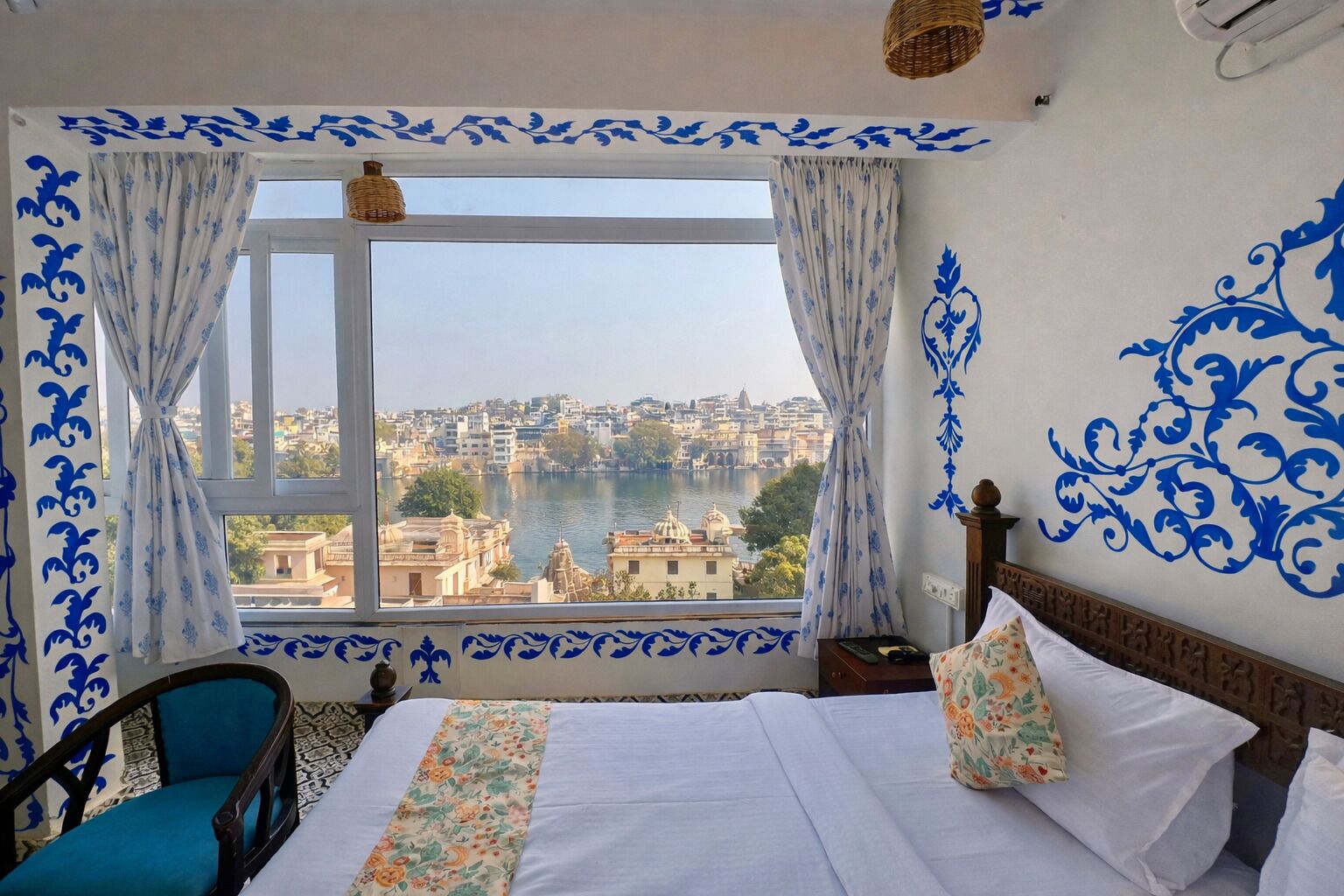 Egyptian cotton sheets, premium bedding, down comforters, soundproofing