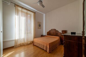 2 間睡房、熨斗/熨衫板、可攜式嬰兒床