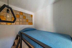 2 chambres, fer et planche à repasser, lit de bébé portatif
