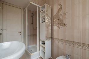Douche, bidet, serviettes fournies