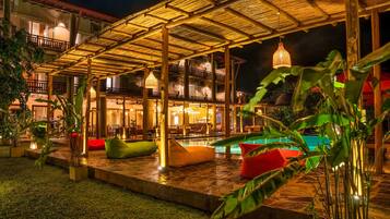 15 ulkouima-allasta, aurinkovarjoja, hengenpelastajia paikan päällä