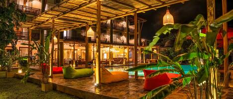 15 outdoor pools, pool umbrellas, lifeguards on site