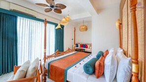 Habitación doble Deluxe, balcón, vista al lago | Caja de seguridad en la habitación y escritorio