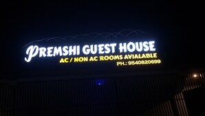 Une pancarte indiquant les chambres climatisées et non climatisées de la maison d’hôtes Premshi.