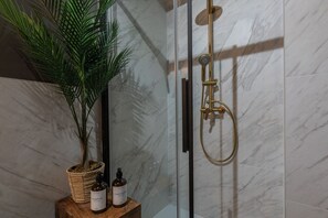 Shower, hair dryer, towels, soap - Design in Corso Francia 2 by Wonderful Italy (Torino)
