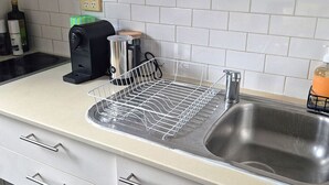 Coffee/tea maker, fridge, microwave, oven - Urban sun in Broadway Sydney (Chippendale)