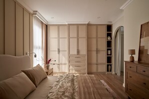 Minibar con artículos gratuitos y decoración personalizada 