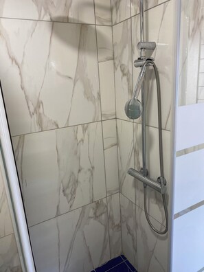 Dusche, Handtücher, Seife, Toilettenpapier