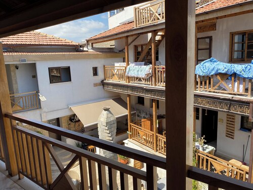 Reina 1 Bedroom Apartment with Jacuzzi, Court Yard Seating Family & Pet Friendly