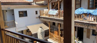 Reina 1 Bedroom Apartment with Jacuzzi, Court Yard Seating Family & Pet Friendly