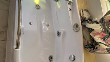 Douche, serviettes fournies, savon, papier toilette