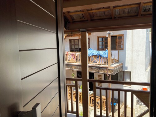 Reina 1 Bedroom Apartment with Jacuzzi, Court Yard Seating Family & Pet Friendly