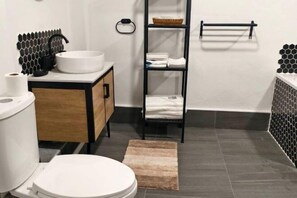 Bathroom - Oasis Suites - Pattaya - Huge Modern Apartments (Pattaya)