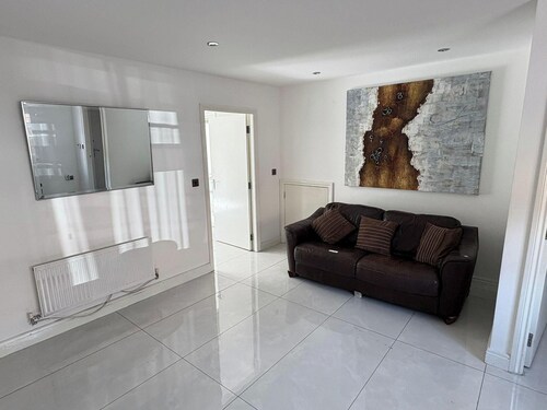 House - Sleeps 5, Private Parking & Pets Allowed