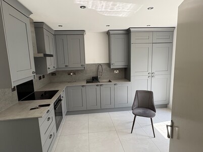 House - Sleeps 5, Private Parking & Pets Allowed