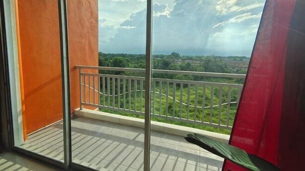 A balcony with a metal railing, a view of greenery, and a cloudy sky. - Pavilionvillie M1T570 by Irainbow (Kinta)