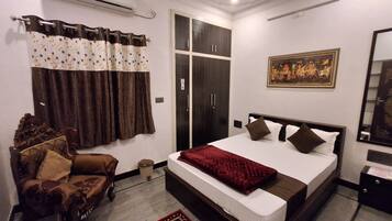 4 bedrooms, WiFi, bed sheets