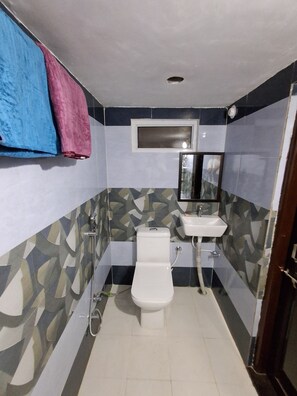 Shower, towels, soap, toilet paper - Gitanjali Homestay by Lake Pichola Udaipur (Udaipur)