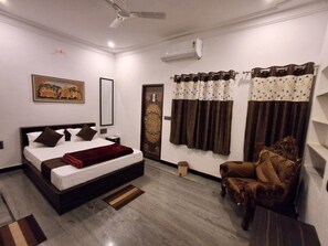 4 bedrooms, WiFi, bed sheets