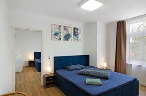 5 bedrooms, iron/ironing board, WiFi, bed sheets