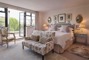 5 bedrooms, desk, iron/ironing board, WiFi