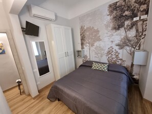 2 bedrooms, free WiFi, bed sheets - The Chicca. (Firenze)