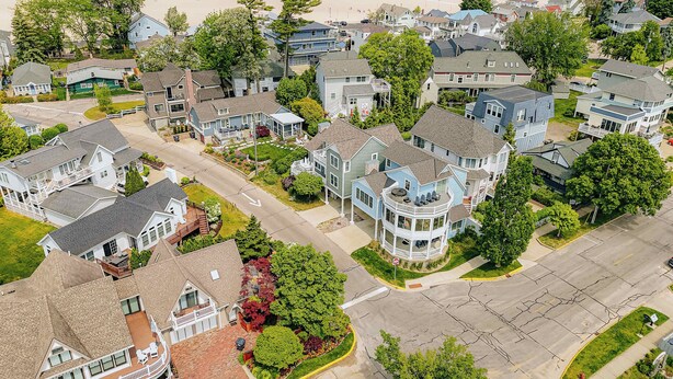 A residential area with houses, a beach, and a clear sky. - Harbor Views, Hot Tub, Walk to Beach, Dog Friendly (South Haven)