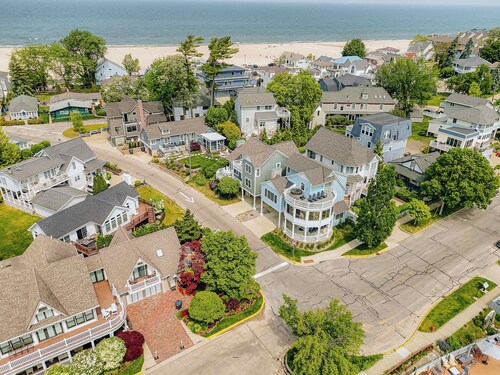 Harbor Views, Hot Tub, Walk to Beach, Dog Friendly