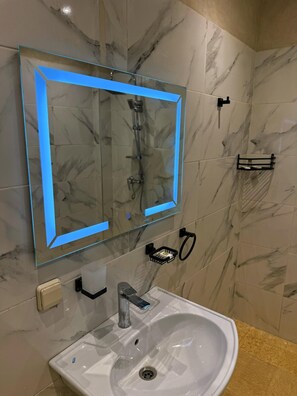 Sèche-cheveux, bidet, serviettes fournies, savon