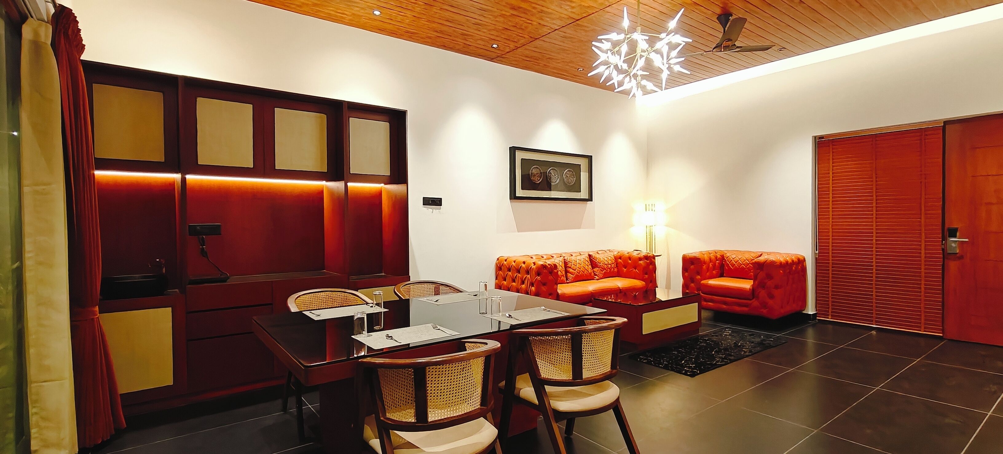 Suite presidencial, vistas a la piscina | Escritorio, espacio para trabajar con un portátil, cortinas opacas