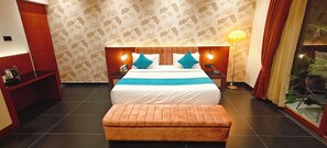 시그니처 스위트, 수영장 전망 | 책상, 노트북 작업 공간, 암막 커튼, 무료 WiFi