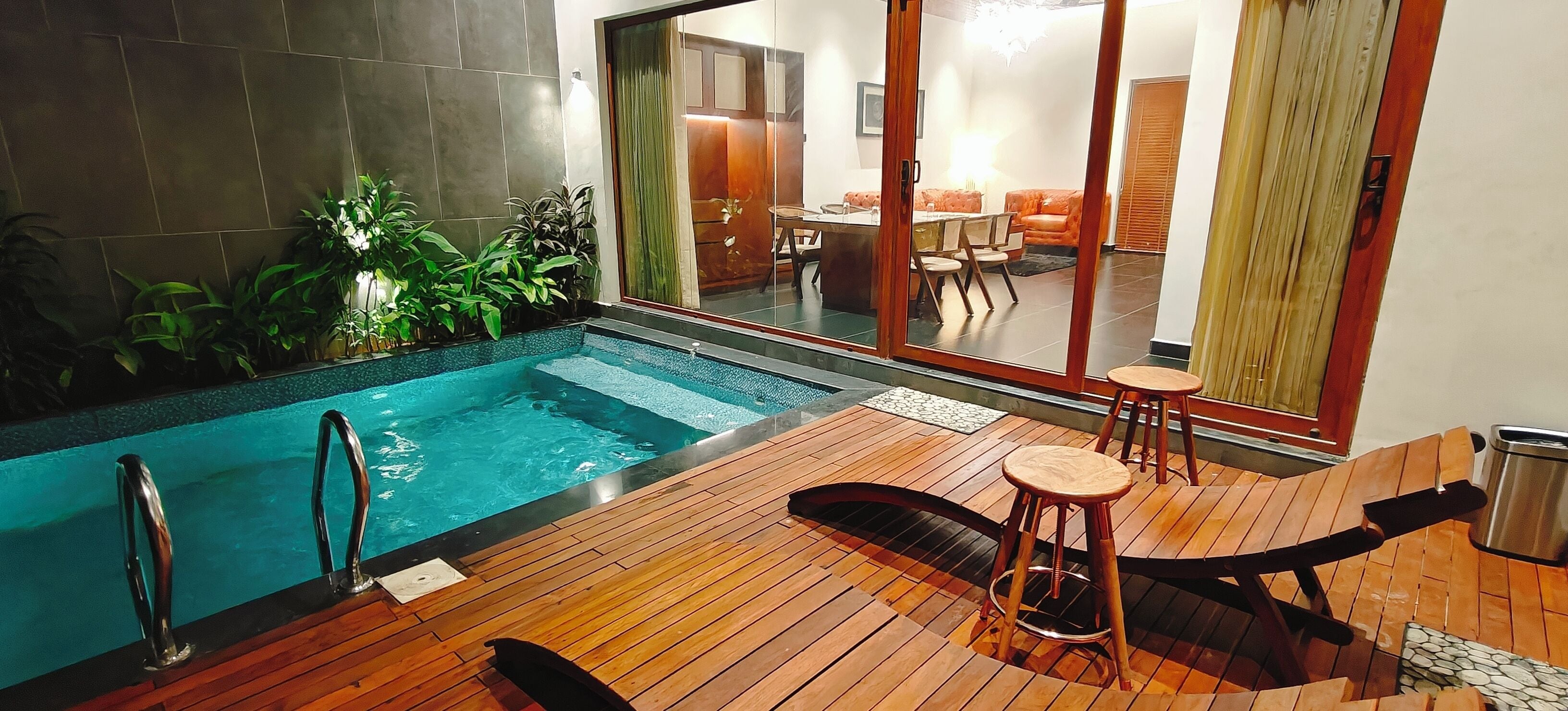 Presidential Suite, Pool View | Desk, laptop workspace, blackout curtains, free WiFi