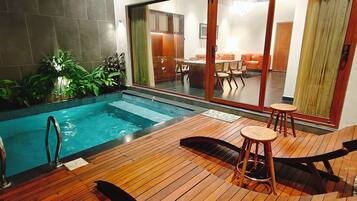 Presidential-Suite, Poolblick | Schreibtisch, laptopgeeigneter Arbeitsplatz, Verdunkelungsvorhänge