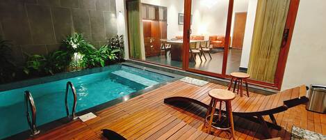 Bureau, espace de travail pour ordinateur portable, rideaux occultants