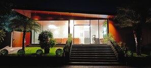 ฝ่ายต้อนรับ