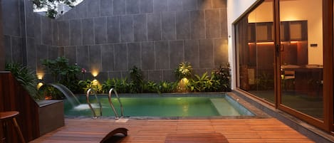 Una piscina techada, sillones reclinables de piscina