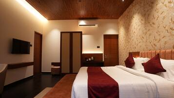 Suite junior, vista a la alberca | Escritorio, espacio para trabajar con laptop y cortinas blackout