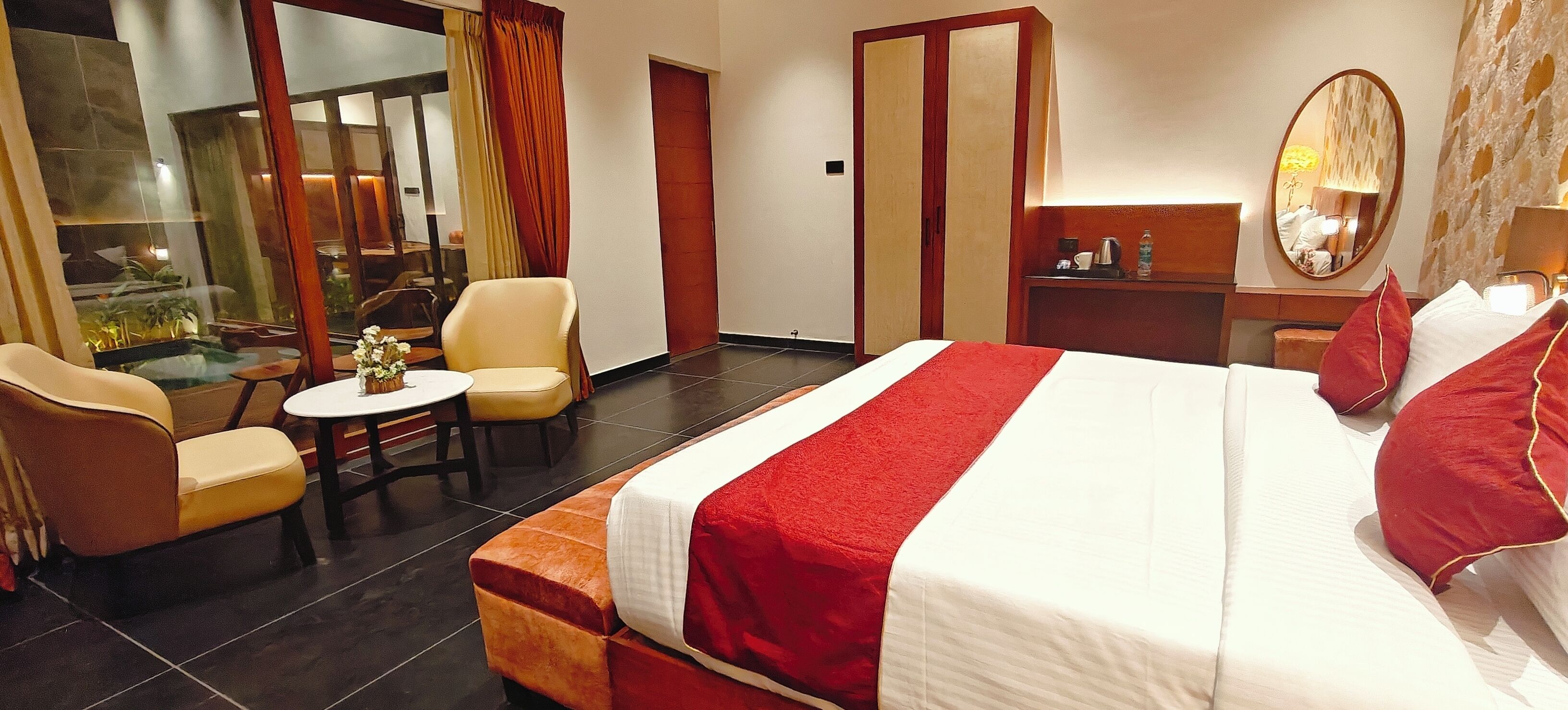 Suite – signature, bassengutsikt | Skrivebord, skrivebord for bærbar PC og blendingsgardiner