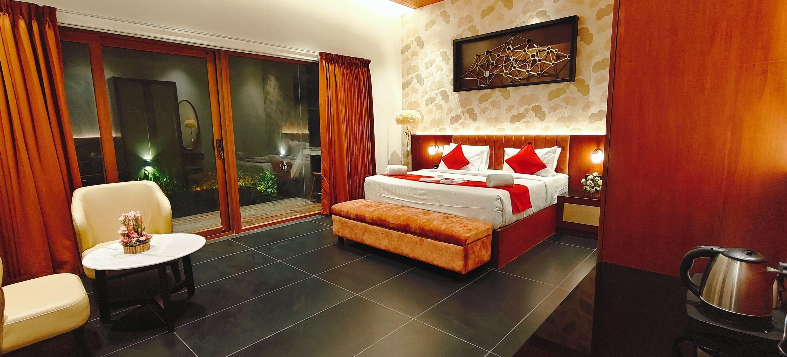 Suite – junior, bassengutsikt | Skrivebord, skrivebord for bærbar PC og blendingsgardiner